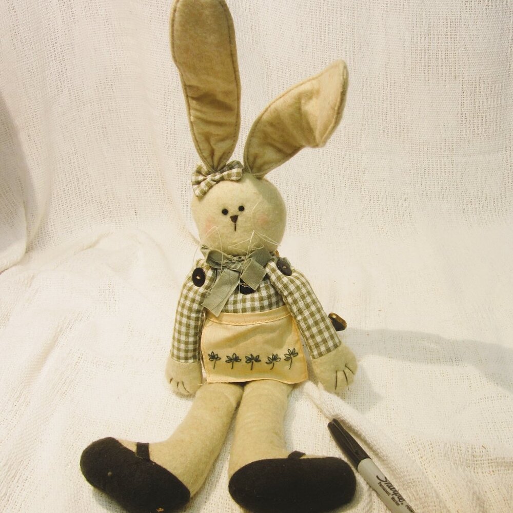 VTG FELT BUNNY COUNTRY DECOR, VERY CUTE BUNNY